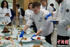 塞尔维亚学生杭州学中国烹饪技法 获职业技艺等级证书